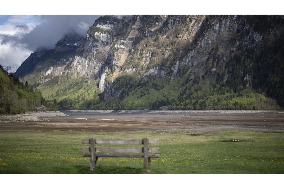 Bilder des Tages Eine Bank steht am Klöntalersee, einem Stausee der Axpo, bei niedrigem Wasserstand nach dem Winter.