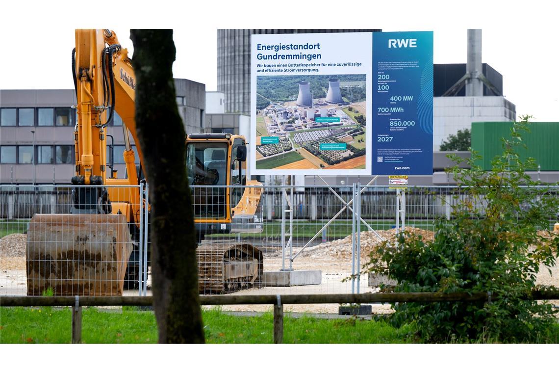 Eine Bautafel informiert in Gundremmingen über den Energiestandort. (Archivbild)