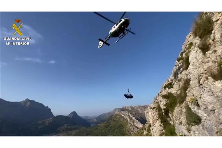 Eine beim Wandern auf Mallorca tödlich verunglückte Deutsche wird mit Hilfe eines Hubschraubers aus unwegsamem Gelände geborgen.