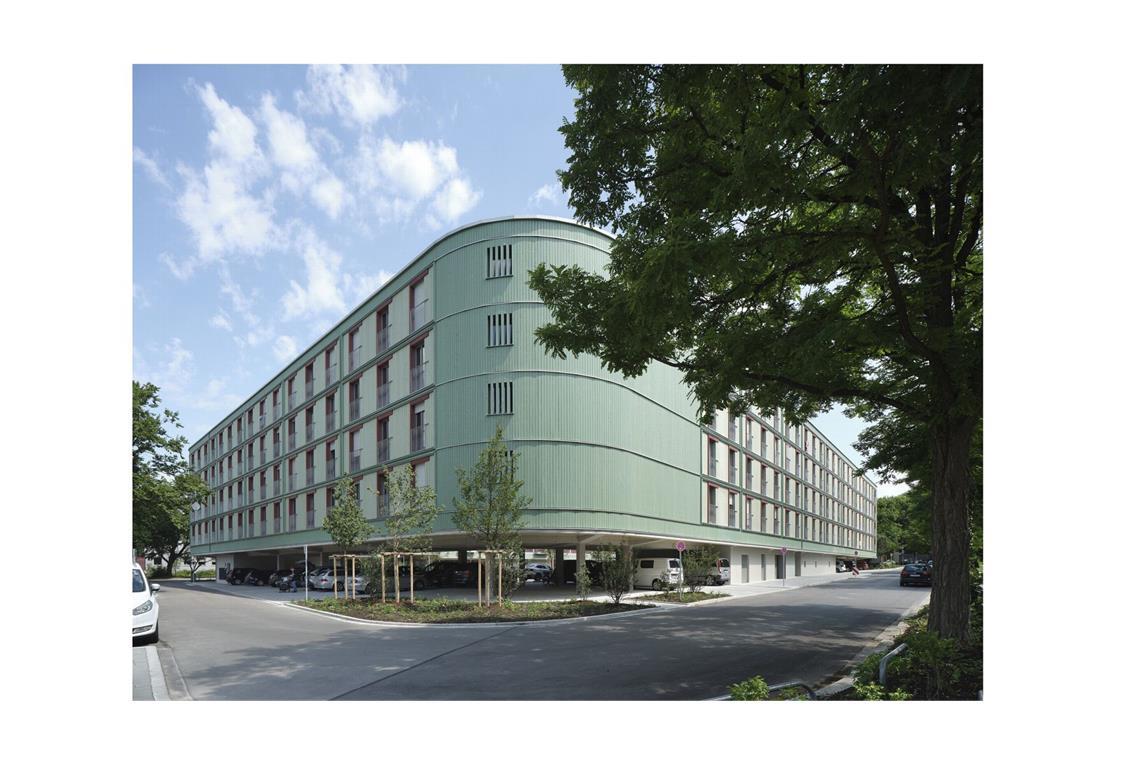 Vom einstigen Lost Place zum preiswürdigen Wohnhaus Eine Belobigung erhält die „Parkplatzüberbauung am Dantebad II“. Der Architekt Florian Nagler hat in München ein Wohnhaus auf einem bestehenden Parkplatz geplant. Bauherrin Gewofag (kommunales Wohnungsbauunternehmen) aus München hat damit 144 neue Wohneinheiten geschaffen.
