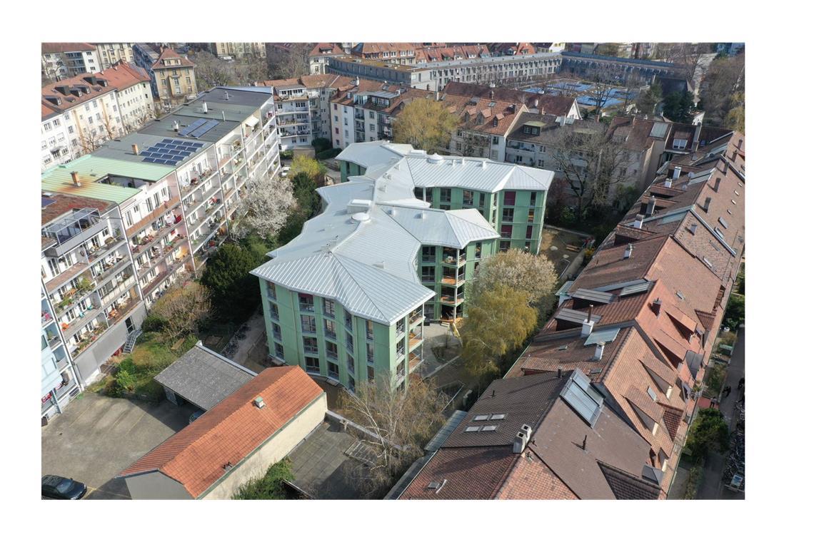 Vom einstigen Lost Place zum preiswürdigen Wohnhaus Eine Belobigung ging nach Basel für die Verdichtung eines Hofes – die „Hofbebauung im Wettsteinquartier“ durch jessenvollenweider architektur aus Basel,Bauherrin ist die Wohnstadt, Bau- und Verwaltungsgenossenschaft, ebenfalls aus Basel. 36 Wohneinheiten wurden neu geschaffen.