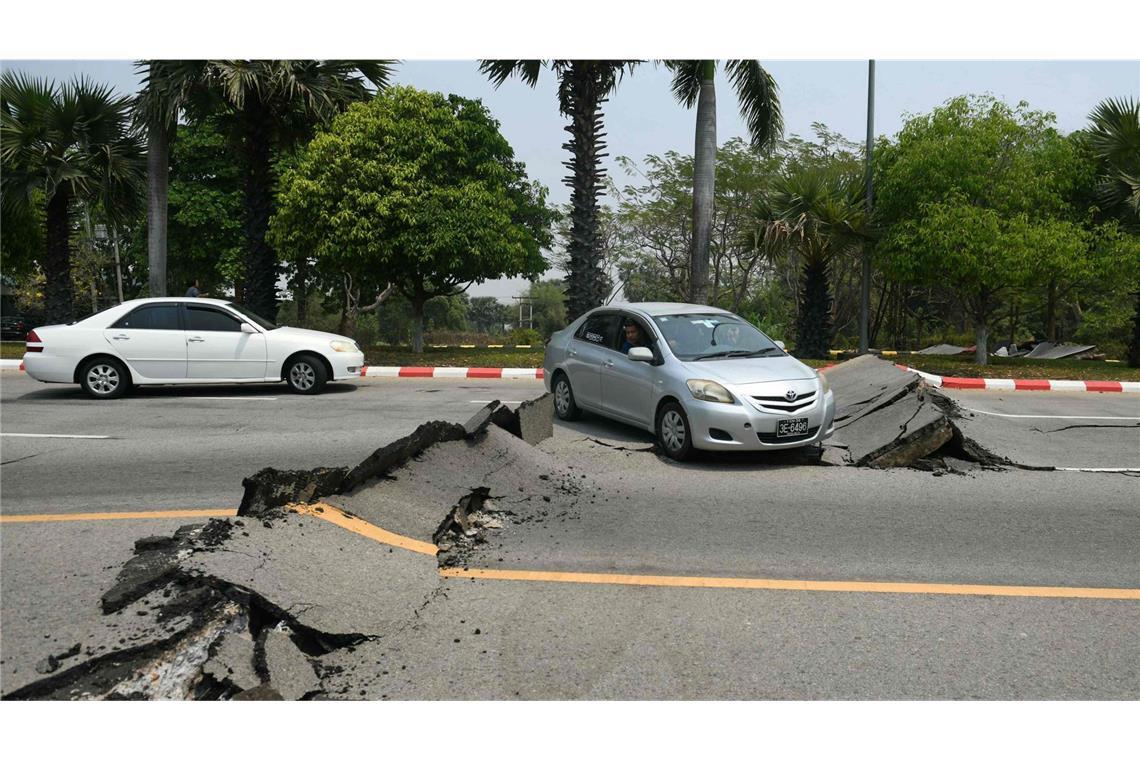 Mann in Myanmar nach fünf Tagen lebend aus Trümmern geborgen Eine beschädigte Straße in Naypyidaw.