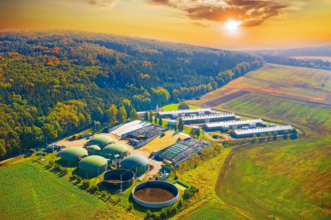 Eine Biogasanlage kann im ländlichen Bereich vergleichsweise gezielt Energie produzieren, was beispielsweise in den sonnen- und windärmeren Monaten November bis Februar von Vorteil sein kann. Foto: Adobe Stock/Kletr