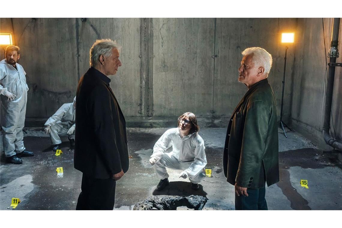 Eine bis zur Unkenntlichkeit verbrannte Leiche taucht auf.