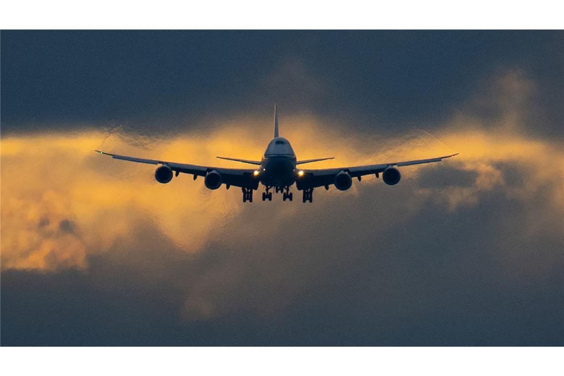 Wie stark Fluglärm der Gesundheit schadet Eine Boeing 747 setzt im letzten Tageslicht auf dem Flughafen Frankfurt zur Landung an. Der von der Fraport betriebene Flughafen gehört zu den wichtigsten Luftverkehrs-Drehkreuzen Europas.