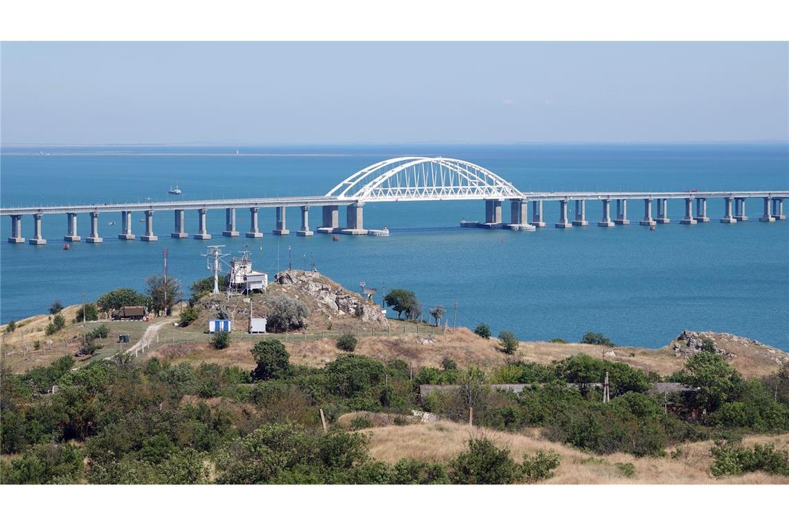 Russische Öltanker vor der Krim in Seenot - Ein Toter Eine Brücke über die Meerenge von Kertsch verbindet seit Jahren die von Russland annektierte Krim mit dem russischen Festland. (Archivbild)