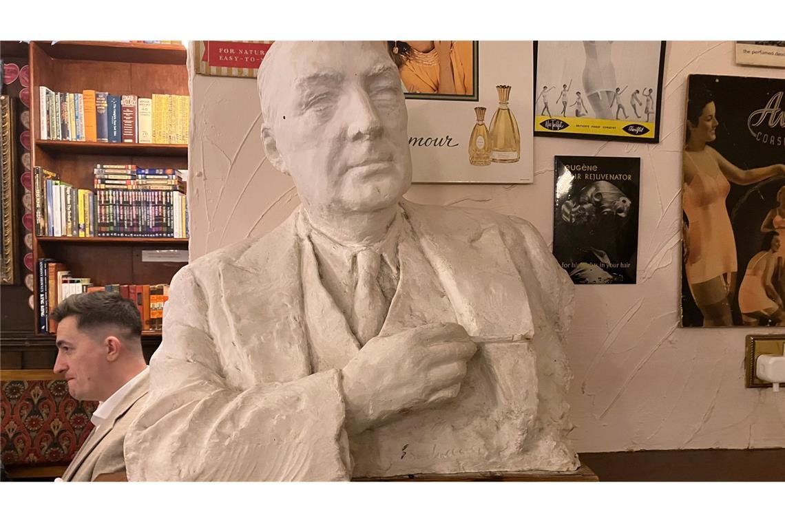 Edgar Wallace: In Deutschland Kult, in England vergessen Eine Büste thront im ersten Stock des Edgar Wallace Pubs in London.