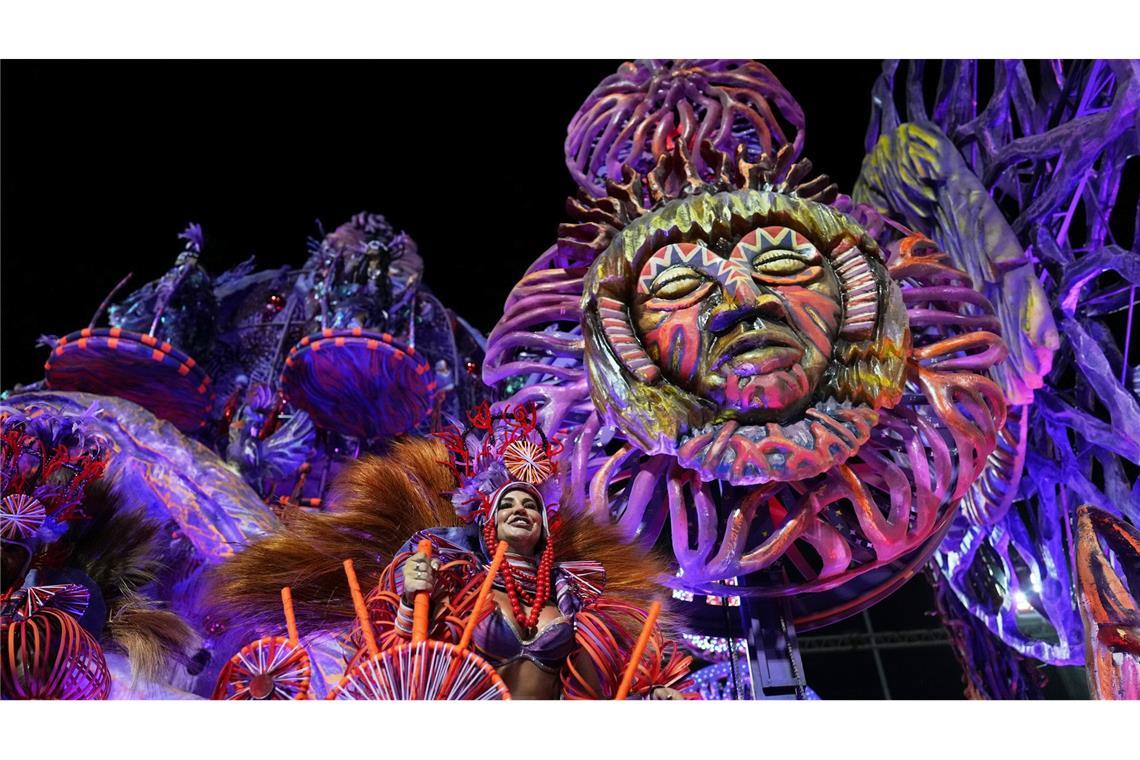 Eine Darstellerin der Sambaschule Grande Rio zieht auf einem Wagen während der Karnevalsfeierlichkeiten im Sambadrom in Rio de Janeiro.