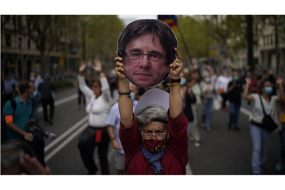 Grünes Licht für Katalanen-Amnestie in Spanien Eine Demonstrantin hält einen Pappausschnitt des ehemaligen katalanischen Regierungschefs Carles Puigdemont während einer Demonstration (Archivbild).