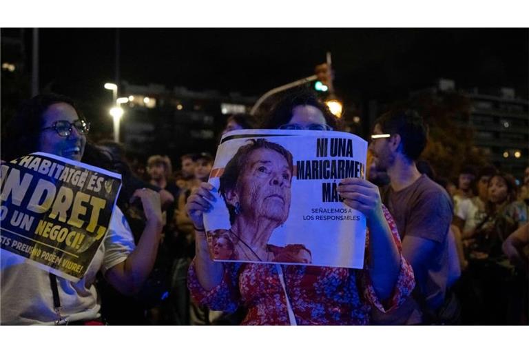 Eine Demonstrantin hält in Barcelona ein Plakat mit dem Foto von Maricarmen, die in Madrid aus ihrer Wohnung vertrieben wurde.