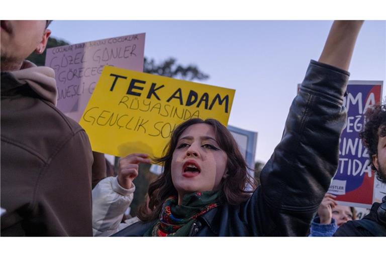 Eine Demonstrantin ruft Parolen bei einem Protest nach der Festnahme des Istanbuler Bürgermeisters Imamoglu.
