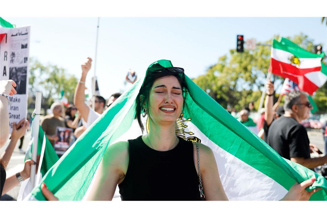 Eine Demonstrantin weint während eines Marsches.