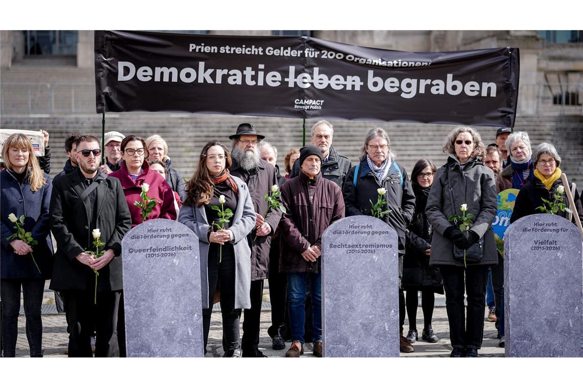 Eine Demonstration am Bundestag wandte sich gegen Einschnitte bei "Demokratie leben!".