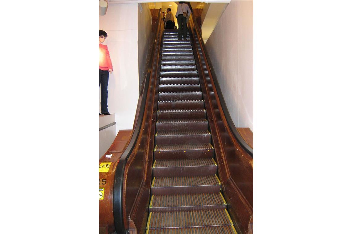Donald Trumps Wutrede und der Aufstieg der Rolltreppe Eine der ältesten erhaltenen Rolltreppen befindet sich im Macy’s Herald Square Store in New York City. Die Holztreppe stammt aus dem Jahr 1927.
