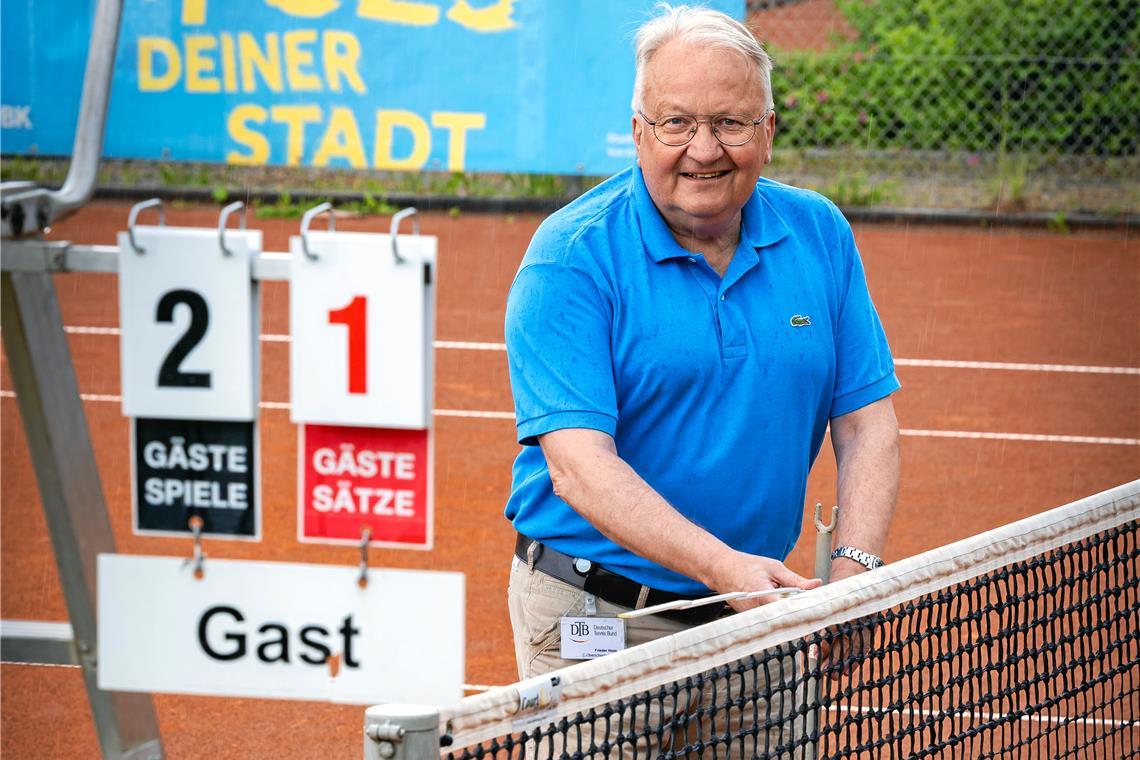 Spätberufener mit Freude am Ehrenamt Eine der Aufgaben eines Oberschiedsrichters beim Tennis: Frieder Haas kontrolliert die korrekte Höhe des Netzes und die Position der Einzelstütze. Foto: Alexander Becher