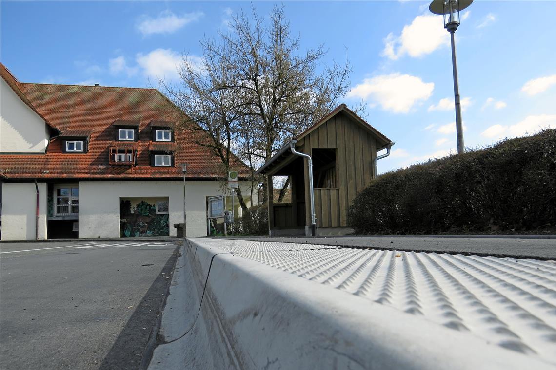 Mehrkosten bei Bauprojekten Eine der barrierefrei umgebauten Bushaltestellen befindet sich an der Stadthalle Murrhardt. Das Paket an umgerüsteten Haltestellen wurde durch die Unterstützung des Landes möglich. Foto: Christine Schick