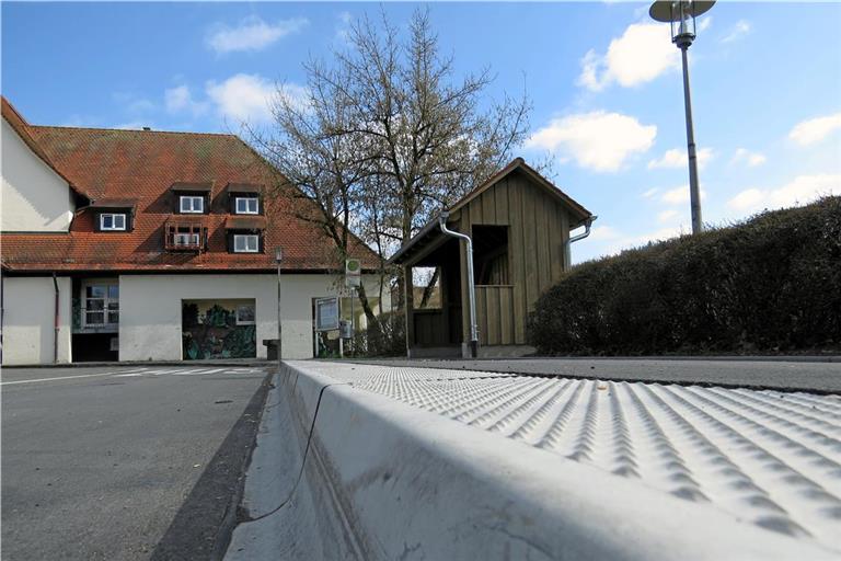 Eine der barrierefrei umgebauten Bushaltestellen befindet sich an der Stadthalle Murrhardt. Das Paket an umgerüsteten Haltestellen wurde durch die Unterstützung des Landes möglich. Foto: Christine Schick