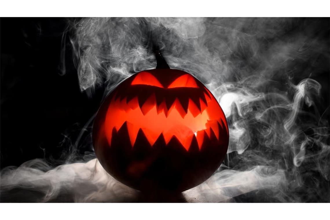 Eine der fantastischen Gruselgeschichten ist die von Jack O’Lantern: Das populäre Brauchtum rund um den ausgehöhlten Kürbis stammt aus Irland. Auswanderer brachten es im 19. Jahrhundert in die USA.