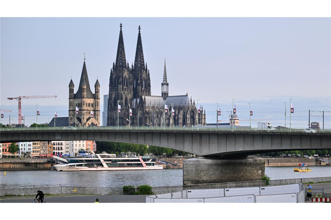 Weltkriegsbombe – Kölner Evakuierung „läuft bisher gut“ Eine der Fundstellen wird von Mitarbeitern des Ordnungsamtes bewacht.