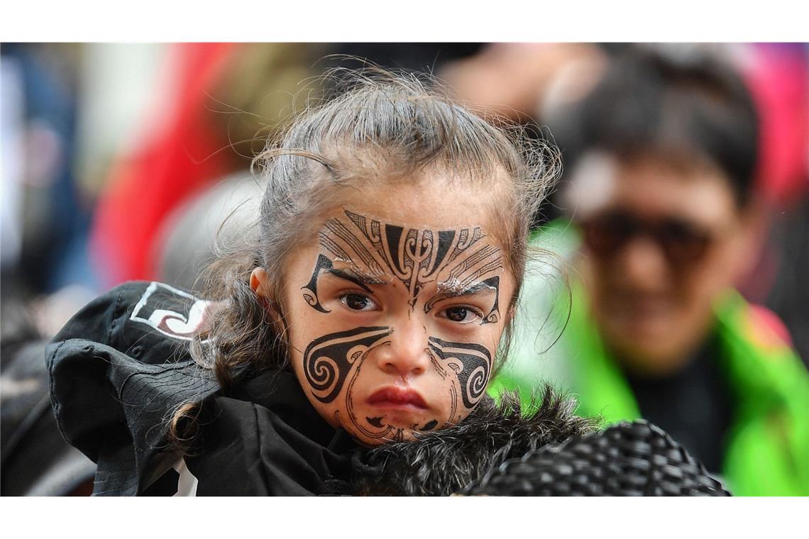 Über 40.000 Maori proben den Aufstand gegen ein neues Gesetz Eine der jüngeren Demonstrierenden.