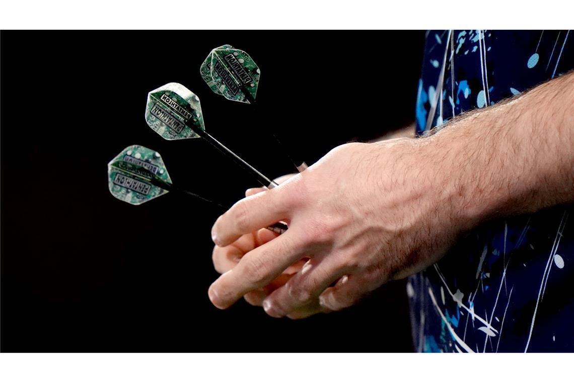 Bilder des Tages Eine Detailaufnahme der Darts von Luke Humphries bei der Darts-WM in London.