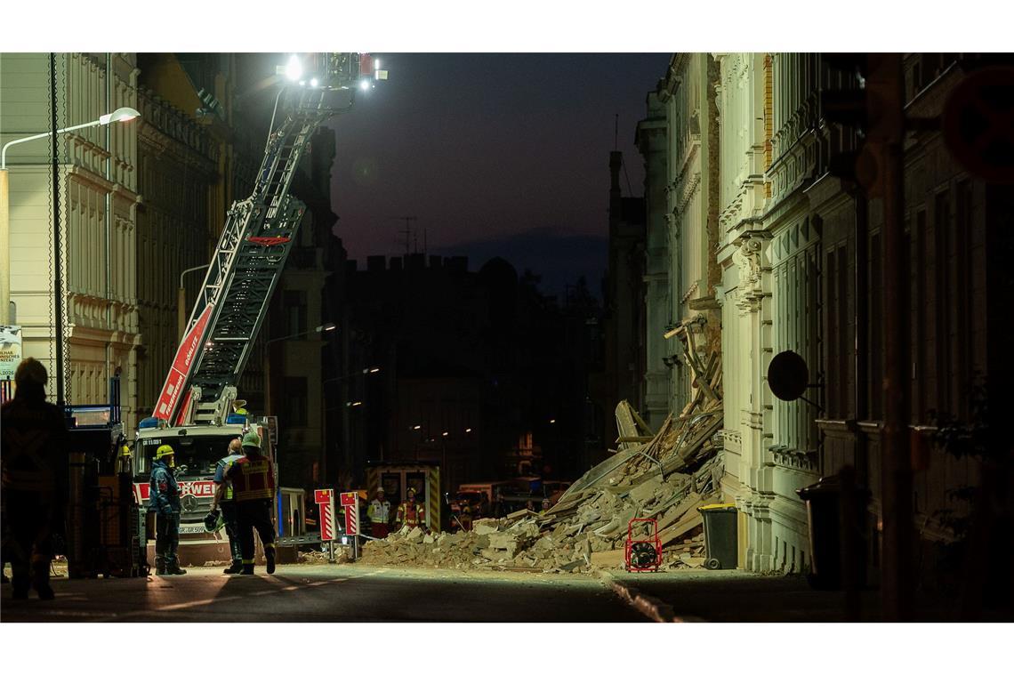 Eine Drehleiter der Feuerwehr ragt über dem Trümmerfeld des eingestürzten Haus in der Innenstadt von Görlitz.