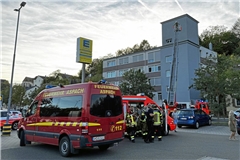Eine Drehleiter ist im Einsatz. Foto: 7aktuell.de | Simon Adomat 