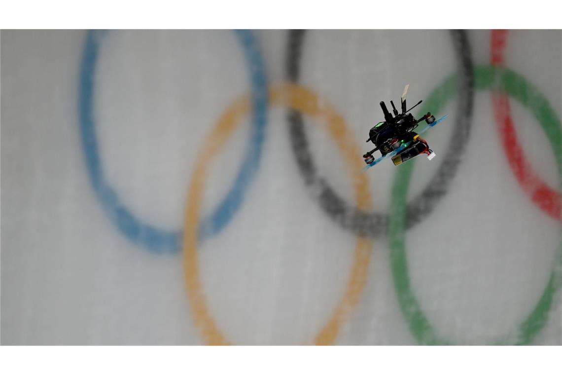 Eine Drohne fliegt durch den Eiskanal von Cortina d'Ampezzo. (Archivbild)