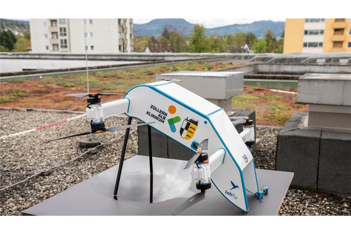 Drohnen übernehmen Labortransporte Eine Drohne steht am Zollernalb-Klinikum. Mithilfe von Drohnen transportiert das Zollernalb-Klinikum Blutproben.