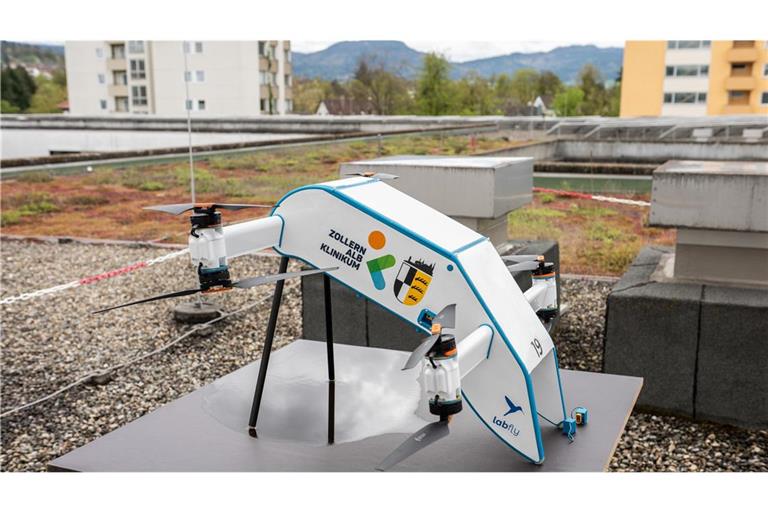 Eine Drohne steht am Zollernalb-Klinikum. Mithilfe von Drohnen transportiert das Zollernalb-Klinikum Blutproben.