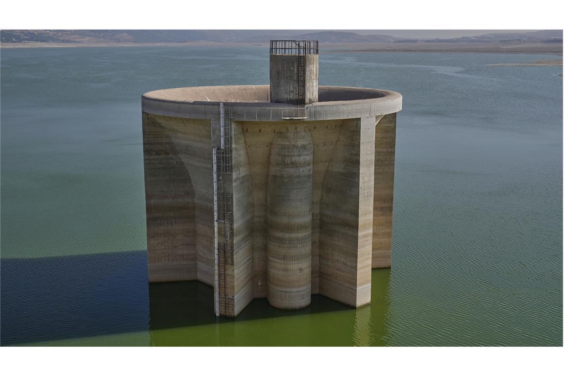 Eine Drohnenaufnahme zeigt den dramatisch niedrigen Wasserstand des Qaraoun-Sees, einem der größten Stauseen des Libanon.