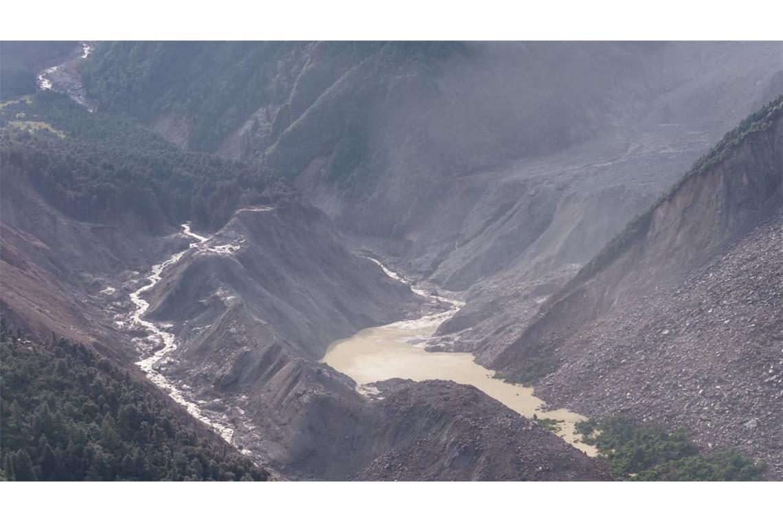 Eine Drohnenaufnahme zeigt einen Stausee, der sich mutmaßlich nach der Sturzflut in Nepal gebildet hat.