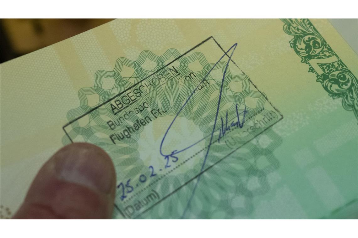 Chance zum Bleiben für 82.000 Ausländer -Neuregelung kommt Eine Duldung ist kein Aufenthaltstitel, sondern bedeutet lediglich die vorübergehende Aussetzung der Abschiebung. (Symbolbild)