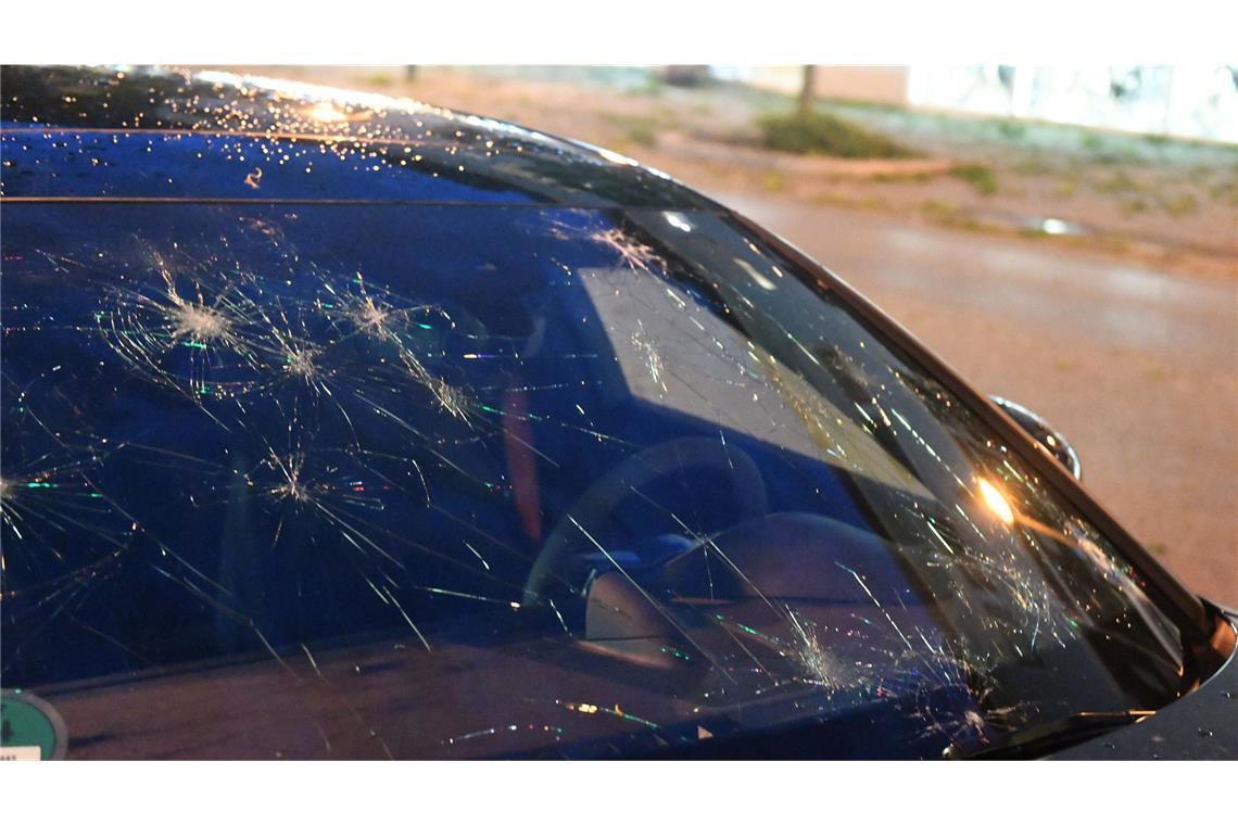 Eine durch Hagel bei einem Unwetter beschädigte Fensterscheibe eines Autos.