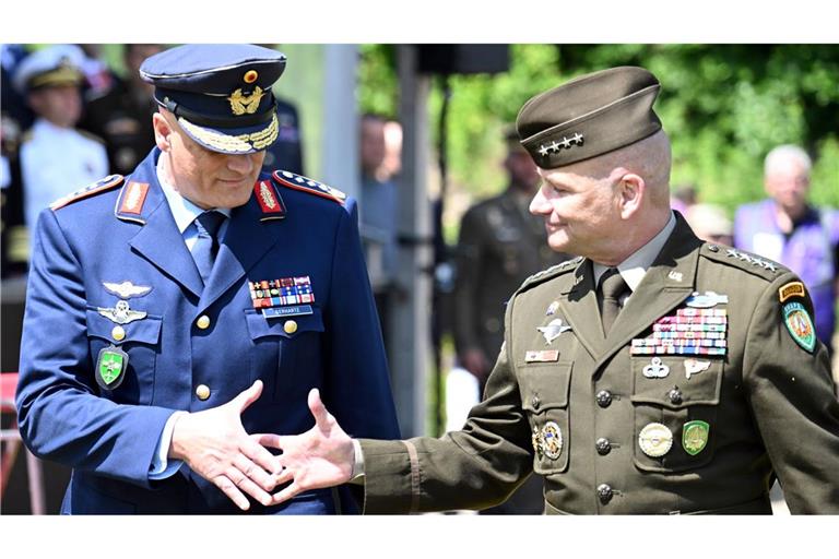 Eine Ebene unter Oberbefehlshaber General Christopher G. Cavoli (r) wird es demnächst einige Änderungen in der Nato-Kommandostruktur geben. Das Kommando über das Joint Force Command Brunssum werden sich dann Deutschland und Polen im Rotationsprinzip teilen. Derzeit wird es von dem deutschen General Ingo Gerhartz geführt (l). (Archivbild)