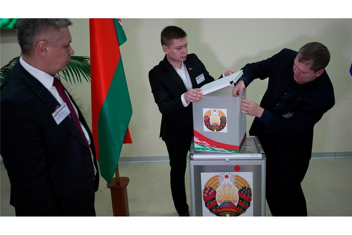 Prognose in Belarus sieht Lukaschenko als klaren Wahlsieger Eine echte Alternative zu Machthaber Alexander Lukaschenko gibt es auf dem Wahlzettel diesmal nicht, alle Mitbewerber unterstützen das Staatsoberhaupt.