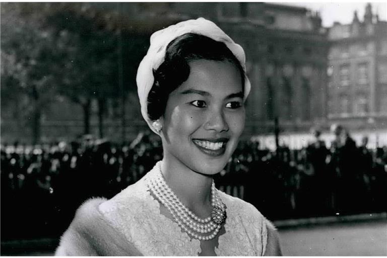 Thailand trauert um ehemalige Königin Eine echte Schönheit: Thailands Königin Sirikit 1960 bei einem Besuch in London.