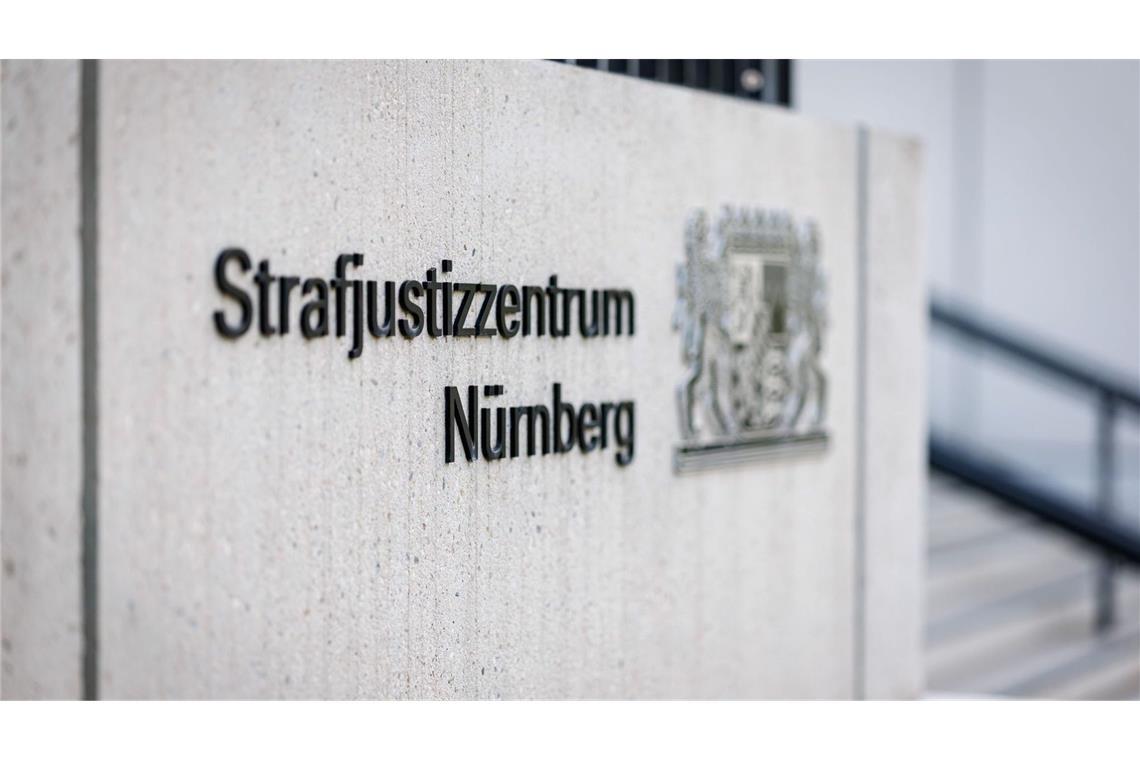Eine ehemalige Polizeiangestellte hat am Landgericht Nürnberg-Fürth eingeräumt, sich regelmäßig aus der Asservatenkammer des Polizeipräsidiums Mittelfranken bedient zu haben (Symbolfoto).