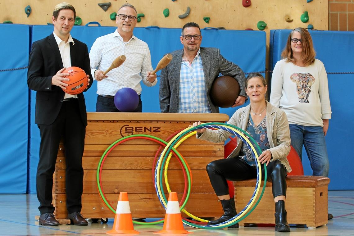 Sportkreis Rems-Murr: Als Team die Hägele-Nachfolge stemmen Eine Einheit, die den Sportkreis Rems-Murr weiter voranbringen möchte: Jörg Schaal, Reinhold Sczuka, Hubert Knödler, Yvonne Benz und Simone Schneider-Seebeck (von links). Nun müssen die fünf in dreieinhalb Wochen allerdings auch gewählt werden. Foto: Alexander Hornauer