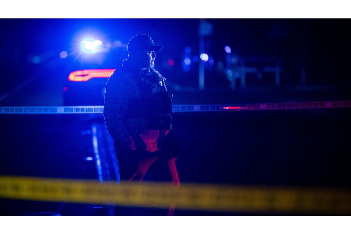 Eine Einsatzkraft steht in der Nähe des Tatorts einer Massenschießerei.