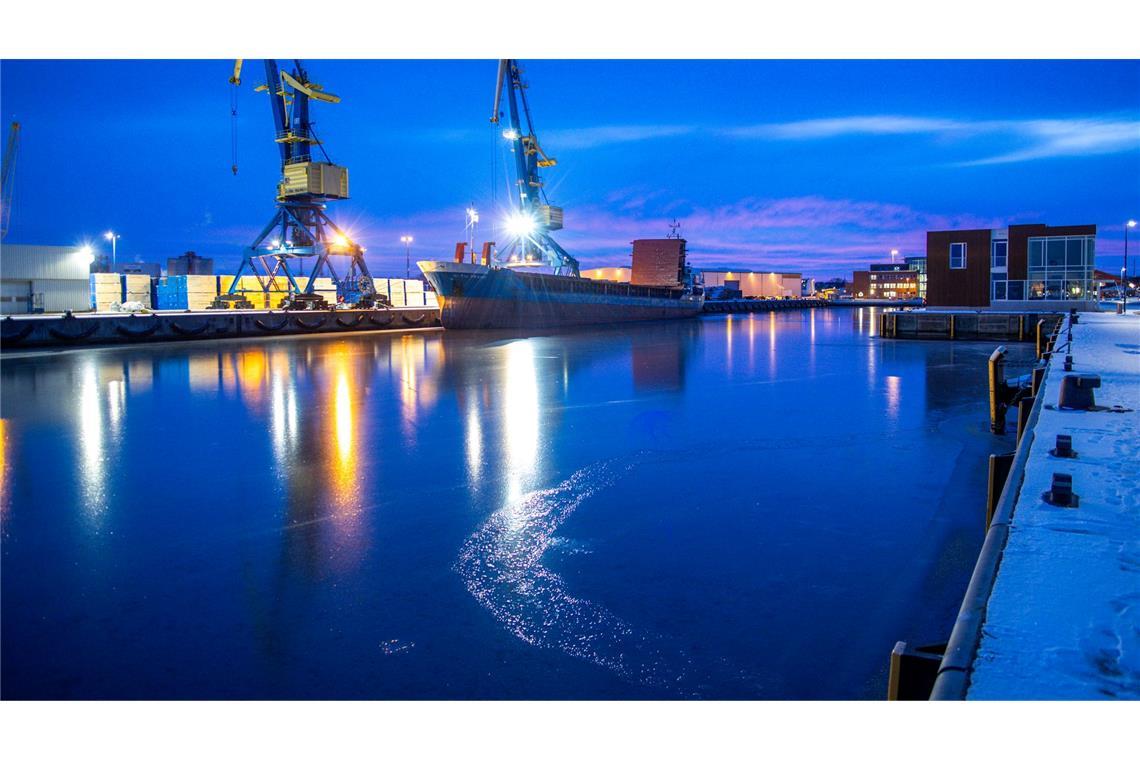 Eine Eisschicht hat sich auf der Wasserfläche in einem Becken des Seehafens an der Ostsee in Wismar gebildet.