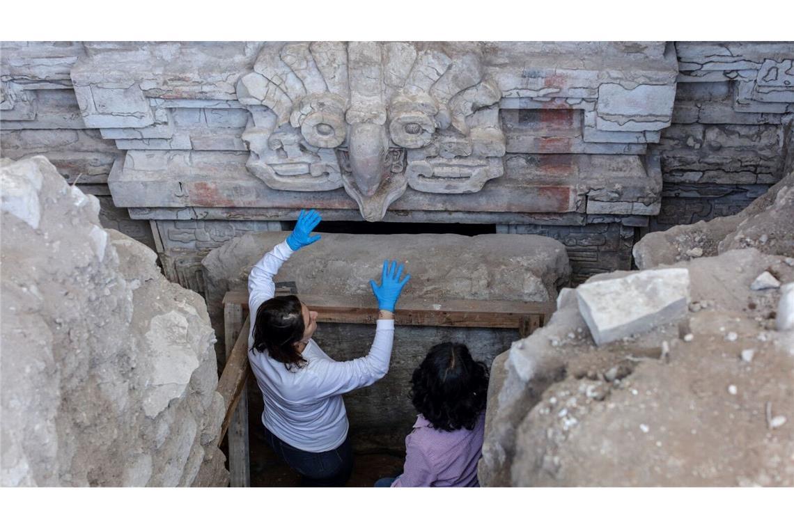 Eine Eule bewacht den Eingang zum Grab.