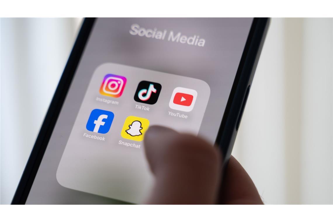 Eine Expertengruppe berät im Auftrag der EU-Kommission über ein mögliches Social-Media-Verbot (Symbolbild).