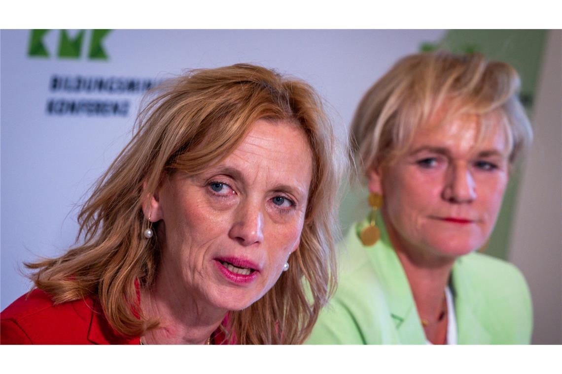 Ministerkonferenz: keine uniformen Handyverbote an Schulen Eine Expertenkommission soll nach Vorstellungen von Bundesbildungsministerin Karin Prien (CDU, l) dabei helfen, Kinder besser vor Risiken durch die Nutzung von Handys und Social Media zu schützen.