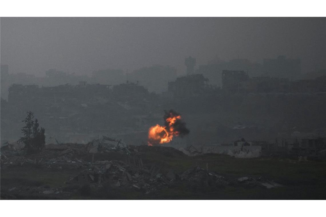 Netanjahu kündigt Intensivierung der Gaza-Angriffe an Eine Explosion im nördlichen Gazastreifen, vom Süden Israels aus gesehen.