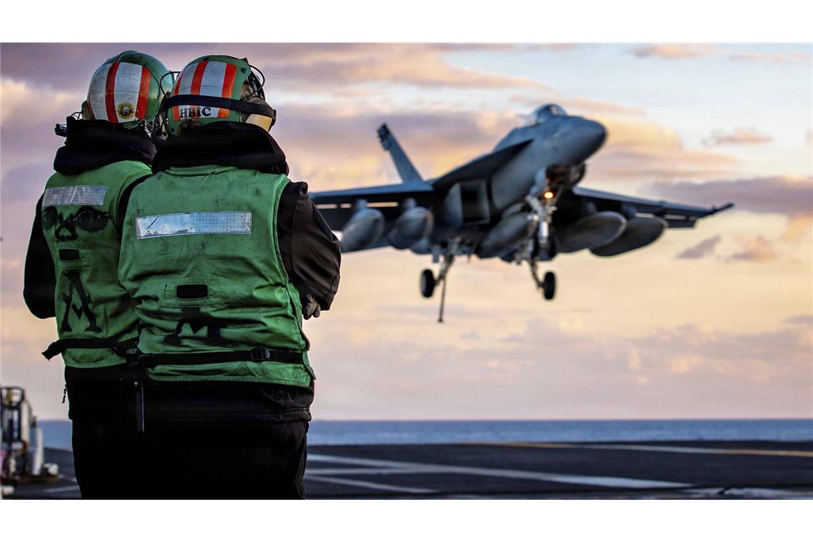 Eine F/A-18F Super Hornet landet am 1. März nach ihrem Kampfeinsatz auf dem Flugzeugträger USS Gerald R Ford. Während sich die USA und Israel im Krieg befinden, sind die europäischen Staaten nur Zaungäste ohne jeden Einfluss auf das Geschene.