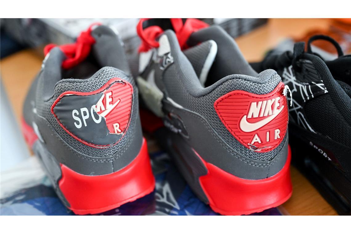 Deutschland Hauptziel für Fälschungen - Milliardenschaden Eine Fälschung imitiert einen Markenartikel - wie in diesem Fall Nike-Schuhe.