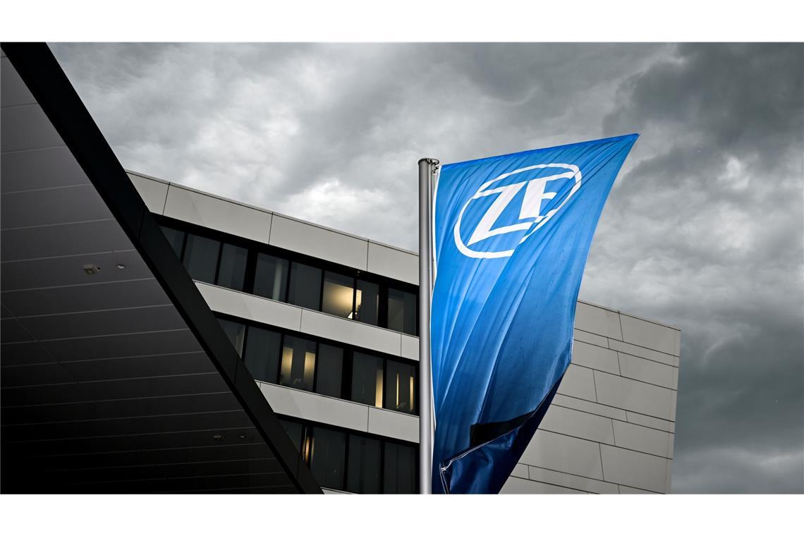 IG Metall: Mitglieder befürworten Sparkurs bei ZF-Sparte Eine Fahne mit dem Logo der ZF-Friedrichshafen AG weht vor dem ZF-Forum in Friedrichshafen. 91 Prozent der IG-Metall-Mitglieder unterstützen den Sparkurs bei der ZF-Antriebssparte.