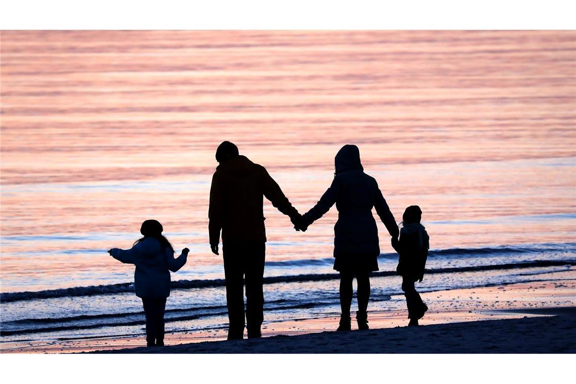 Eine Familie mit zwei Kindern am Strand. (Symbolbild)
