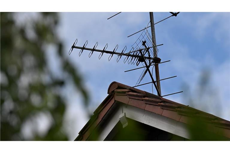 Eine Fernsehantenne auf dem Dach eines Wohnhauses: Diese Übertragungsform kommt aus der Mode.